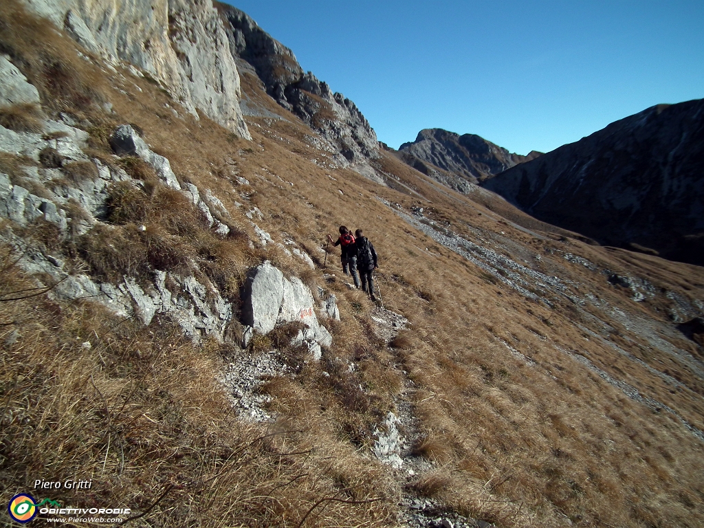 22 In vista sullo sfondo Cima Valmora.JPG